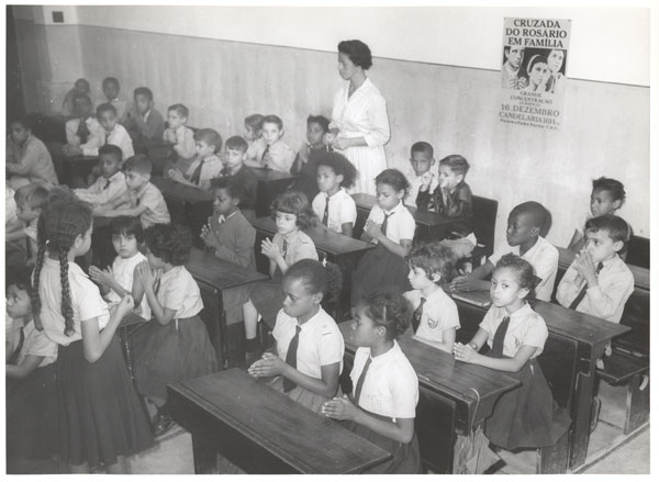 School children learn about the Rosary.